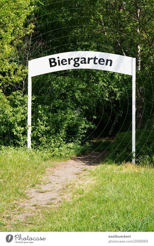 Biergarten Lifestyle Freizeit & Hobby Sommer Restaurant Natur Baum Garten grün Deutschland Eingang Torbogen Schilder & Markierungen Fußweg Wege & Pfade