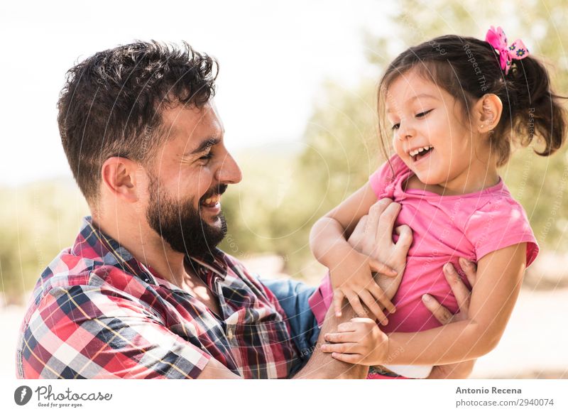 Vater hebt die Tochter Freude Glück Spielen Kind Mensch Mann Erwachsene Familie & Verwandtschaft 2 1-3 Jahre Kleinkind 30-45 Jahre Park Liebe heben 30s Hipster