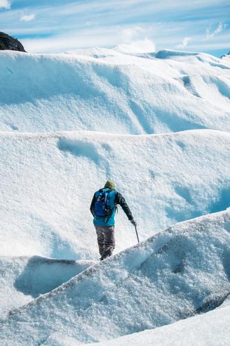 Gletscherwanerung - Perito Moreno Natur Landschaft blau türkis weiß Gletscherwanderung Eis Schnee laufen Eispickel Steigeisen Licht Schatten Kontrast Mann