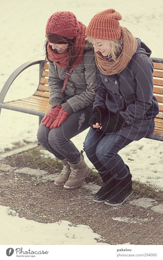 Kichern in der Kälte Freude Winter Schnee Mensch feminin Junge Frau Jugendliche Geschwister Freundschaft Erwachsene Körper 2 18-30 Jahre Sand Park Wege & Pfade