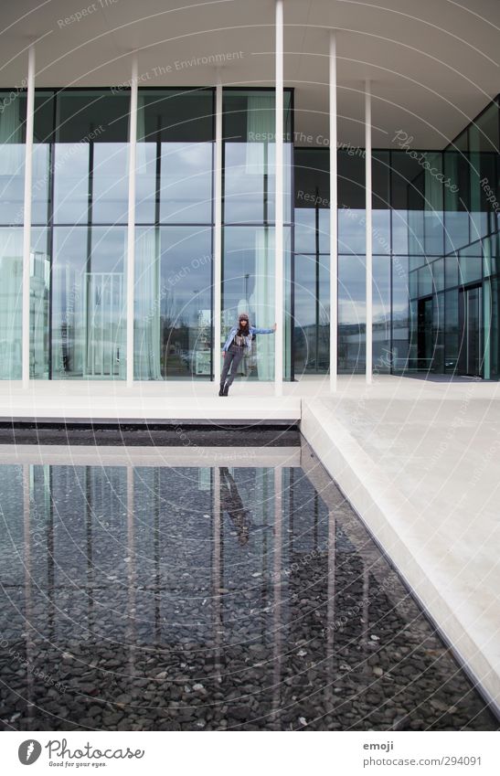 straightforward feminin Junge Frau Jugendliche 1 Mensch 18-30 Jahre Erwachsene Haus Traumhaus Bankgebäude Fassade eckig modern Säule Farbfoto Außenaufnahme Tag