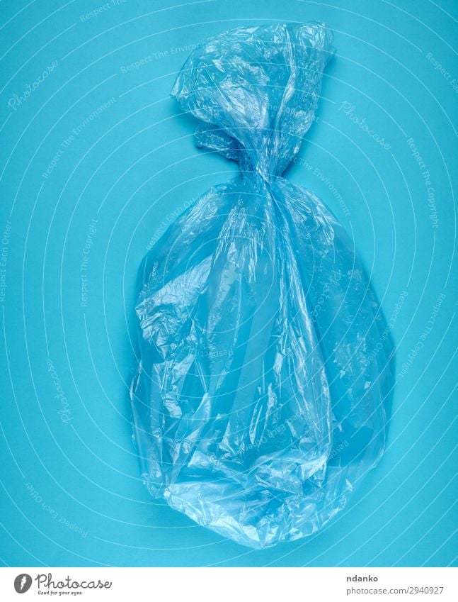 blaue Plastiktüte für Müll auf blauem Hintergrund Umwelt Paket Sack Kunststoff neu Sauberkeit Farbe Umweltverschmutzung Tasche Behälter Entwurf Einwegartikel