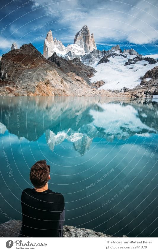 Mann vor See und Berg - Fitz Roy Umwelt Natur blau türkis weiß Gebirgssee Argentinien sitzen staunen Blick genießen laguna de los tres Reflexion & Spiegelung