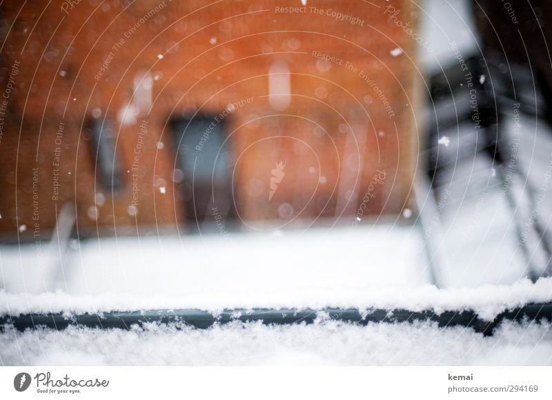 Ein letzter Gruß Winter Eis Frost Schnee Schneefall Haus Mauer Wand Tür Dachrinne hell kalt orange weiß Schneeflocke Farbfoto Gedeckte Farben Außenaufnahme