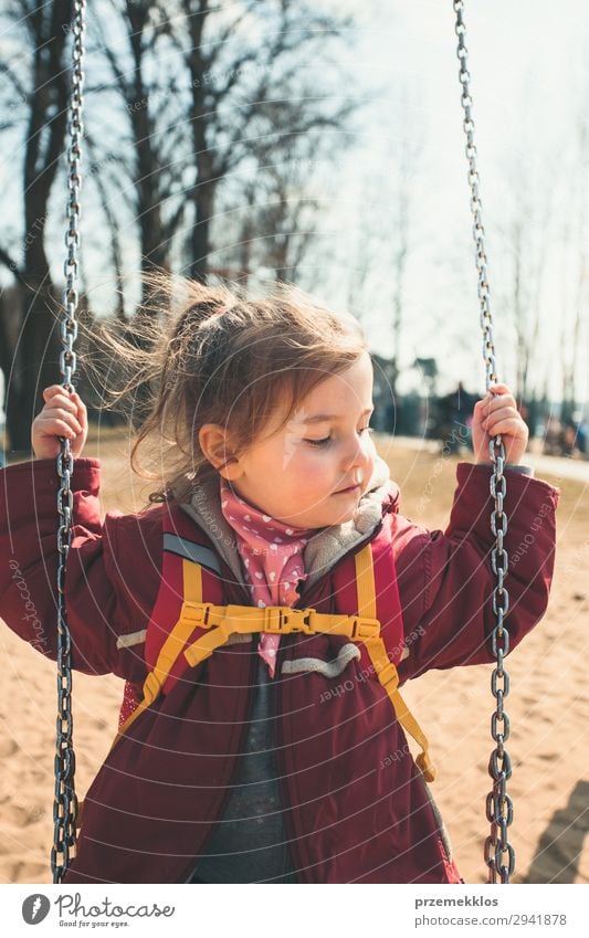 Kleines süßes Mädchen, das an einem sonnigen Frühlingstag in einem Park schwingt. Lifestyle Freude schön Spielen Sommer Kind Frau Erwachsene Kindheit Spielplatz