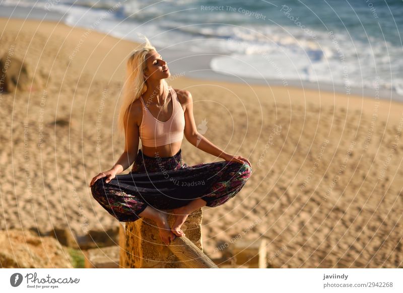 Frau genießt den Sonnenuntergang an einem schönen Strand. Lifestyle Glück Körper Leben Erholung Meditation Freizeit & Hobby Ferien & Urlaub & Reisen Freiheit