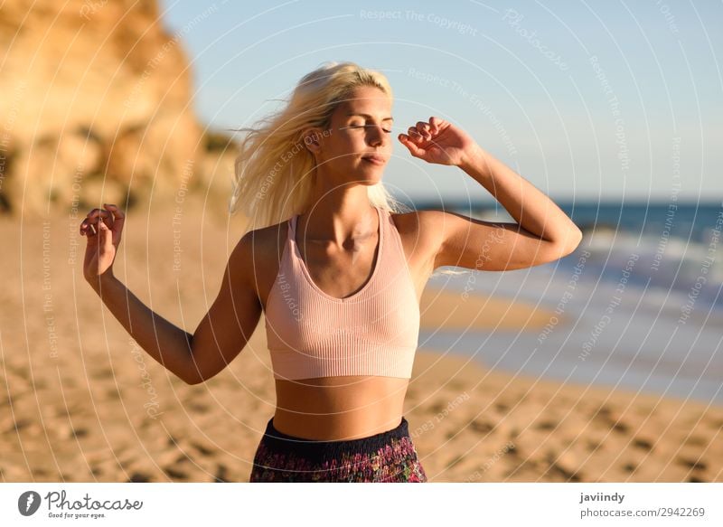 Frau genießt den Sonnenuntergang an einem schönen Strand. Lifestyle Glück Körper Leben Erholung Freizeit & Hobby Ferien & Urlaub & Reisen Freiheit Sommer Meer