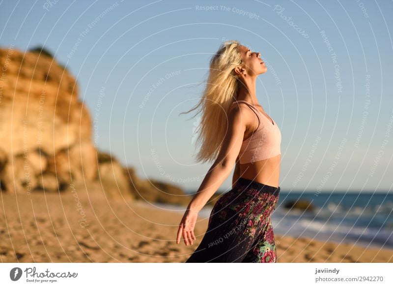 Frau genießt den Sonnenuntergang an einem schönen Strand. Lifestyle Glück Körper Leben Erholung Meditation Freizeit & Hobby Ferien & Urlaub & Reisen Freiheit