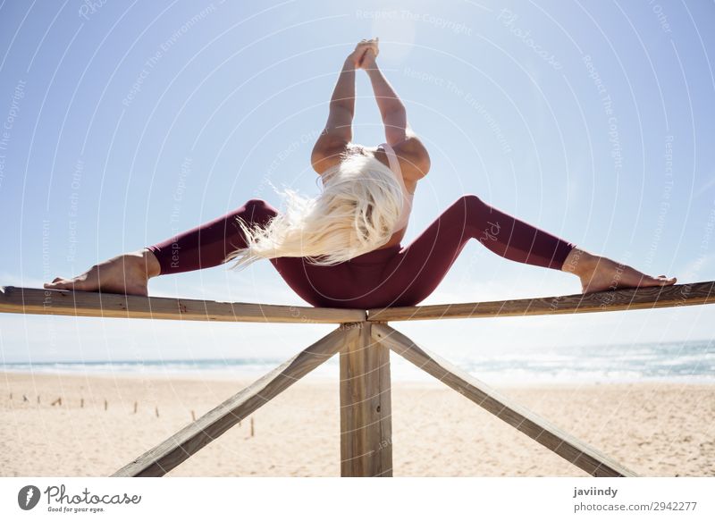 Kaukasische blonde Frau, die Yoga am Strand praktiziert. Lifestyle schön Körper Erholung Meditation Sommer Meer Sport Arbeit & Erwerbstätigkeit Mensch feminin