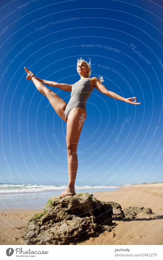 Kaukasische blonde Frau, die Yoga am Strand praktiziert. Lifestyle schön Körper Erholung Meditation Sommer Meer Sport Mensch feminin Junge Frau Jugendliche