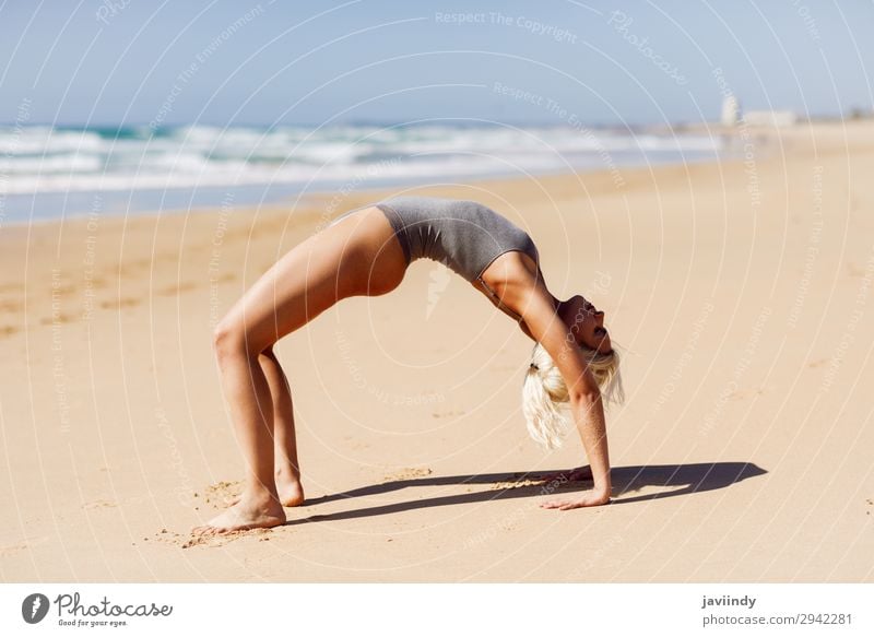 Kaukasische blonde Frau, die Yoga am Strand praktiziert. Lifestyle schön Körper Leben harmonisch Erholung Meditation Sommer Meer Sport Mensch feminin Junge Frau