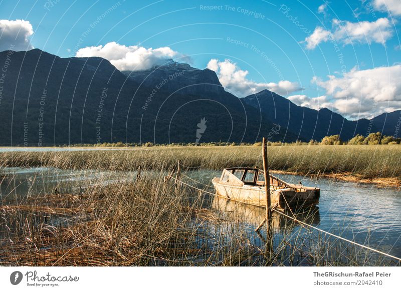 Peulla Natur blau braun Wasserfahrzeug Berge u. Gebirge peulla Chile Patagonien See Küste Schilfrohr Wolken Schatten Farbfoto Außenaufnahme Menschenleer