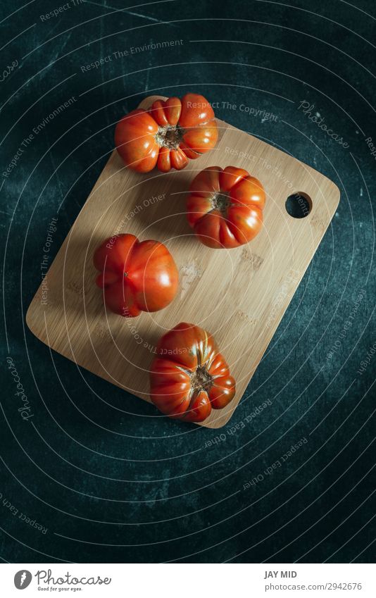 Frische rote Marmande RAF rote Tomaten auf Holztisch Gemüse Frucht Ernährung Vegetarische Ernährung Diät Garten Tisch Natur frisch natürlich Sauberkeit grün