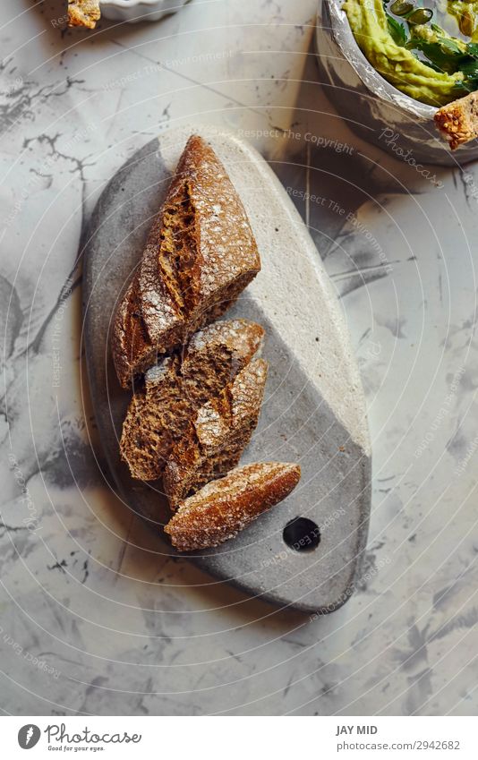 Roggenbrot, in Scheiben geschnitten Lebensmittel Milcherzeugnisse Brot Ernährung Essen Frühstück Bioprodukte Vegetarische Ernährung Diät dunkel frisch lecker