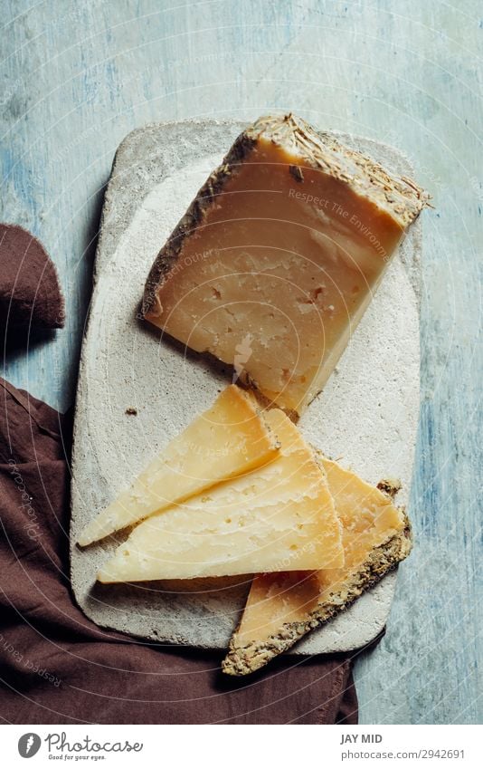 Halbgereifter Schafskäse Villarejo Rosmarin. Cuenca, Spanien Lebensmittel Käse Ernährung Bioprodukte Vegetarische Ernährung Diät Teller Preisverleihung