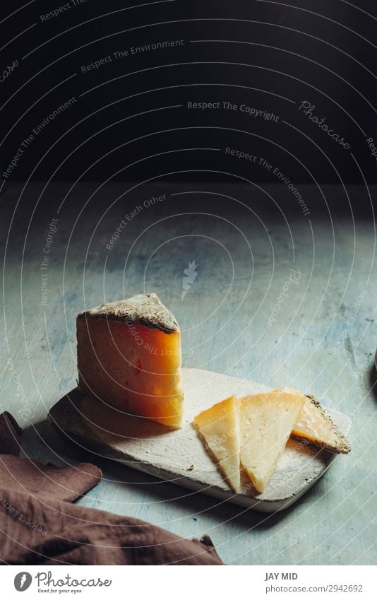 Halbgereifter Schafskäse Villarejo Rosmarin. Spanien Lebensmittel Käse Ernährung Bioprodukte Vegetarische Ernährung Diät Teller Preisverleihung Gastronomie alt