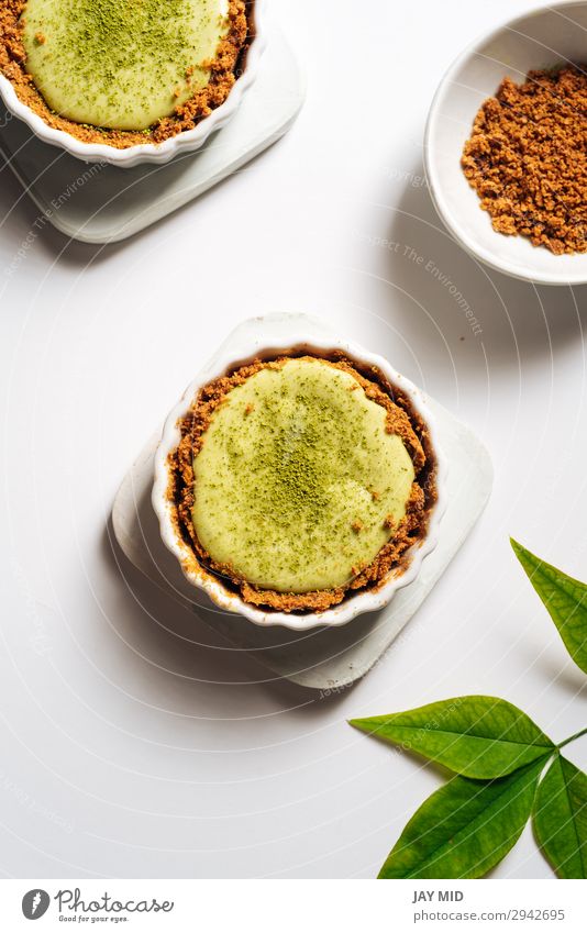 Hausgemachter Matcha Käsekuchen Lebensmittel Dessert Süßwaren Vegetarische Ernährung Teller Dekoration & Verzierung Tisch Blatt frisch klein lecker grün Kuchen