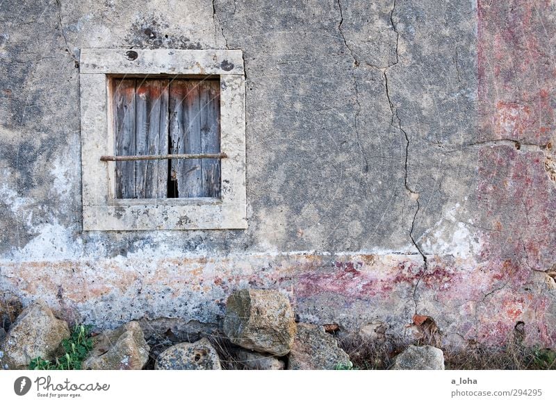 das fenster zu einer fremden welt Dorf Altstadt Menschenleer Haus Ruine Mauer Wand Fenster Stein Beton Holz Linie alt historisch Originalität retro grau Verfall