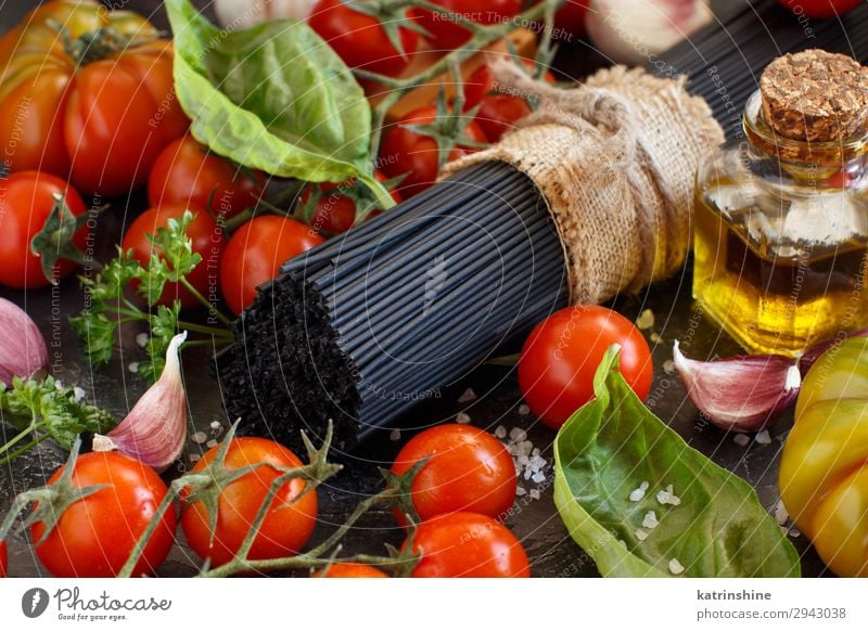 Nudeln mit Tintenfischtinte und Gemüse modern grün rot schwarz weiß Tintenfarbstoff Spaghetti Italienisch Spätzle Tomate Kirschtomaten Zutaten Basilikum