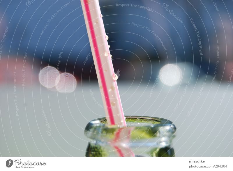 nicht blubbern! Getränk trinken Erfrischungsgetränk Limonade Flasche Trinkhalm Flaschenhals Glas Kunststoff Erholung genießen Flüssigkeit kalt blau grau rot