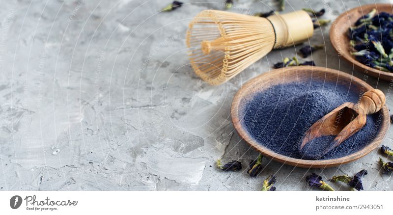 Blaues Matcha-Pulver Vegetarische Ernährung Tee Blume natürlich blau weiß Energie blaues Streichholz Rührbesen Wort Schmetterlingserbse Trockenblumen