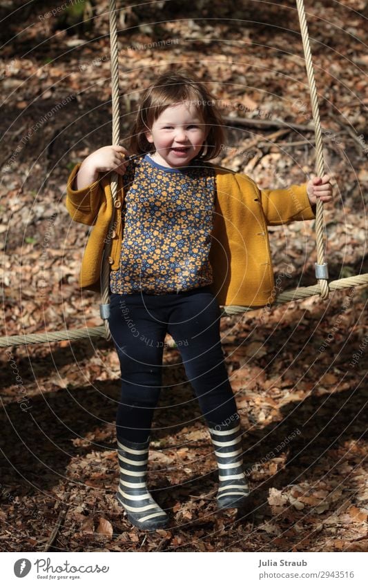 Mädchen Klettergerüst Waldspielplatz feminin Kleinkind 1 Mensch 1-3 Jahre Wolljacke Gummistiefel Streifen brünett kurzhaarig Pony hängen lachen Spielen