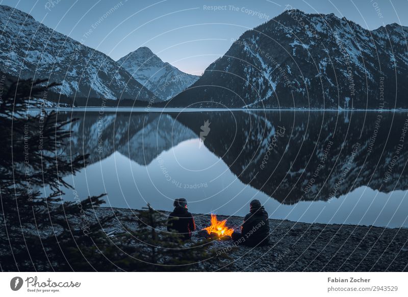 Lagerfeuer am See Freiheit Berge u. Gebirge Paar Erwachsene 2 Mensch Natur Landschaft Wasser Alpen Schneebedeckte Gipfel Seeufer Plansee Österreich Stimmung