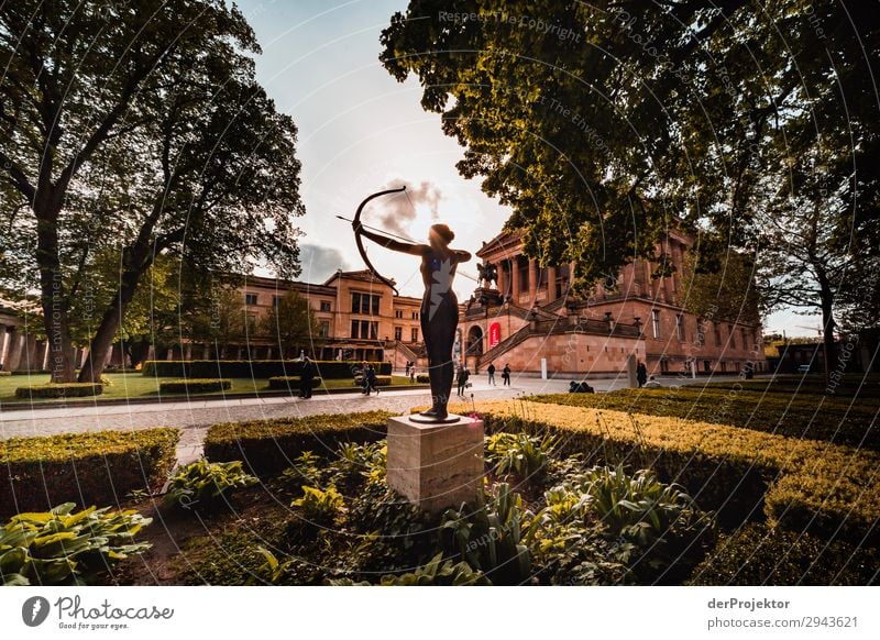 Bogenspannerin an der alten Nationalgalerie Berlin_Aufnahmen_2019 berlin berlinerwasser derProjektor dieprojektoren farys joerg farys ngo ngo-fotograf