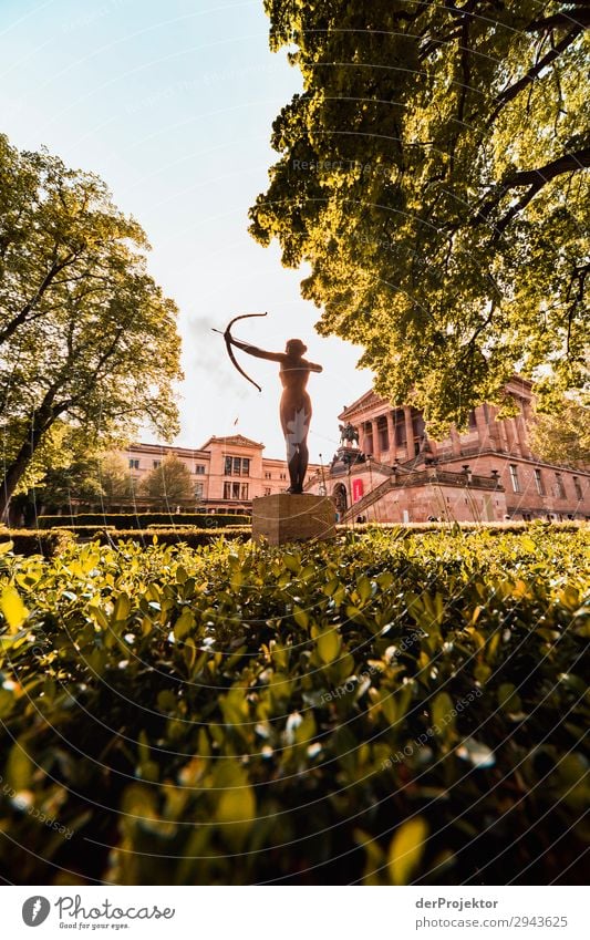 Bogenspannerin an der alten Nationalgalerie II Berlin_Aufnahmen_2019 berlin berlinerwasser derProjektor dieprojektoren farys joerg farys ngo ngo-fotograf