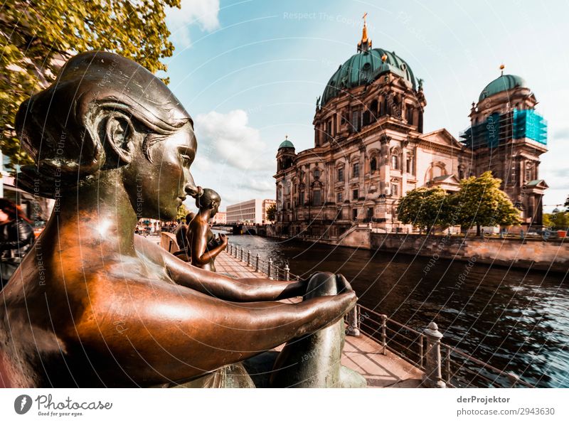 Drei Mädchen und ein Knabe an der Spree Ferien & Urlaub & Reisen Tourismus Ausflug Abenteuer Ferne Freiheit Sightseeing Städtereise Bauwerk Gebäude Architektur