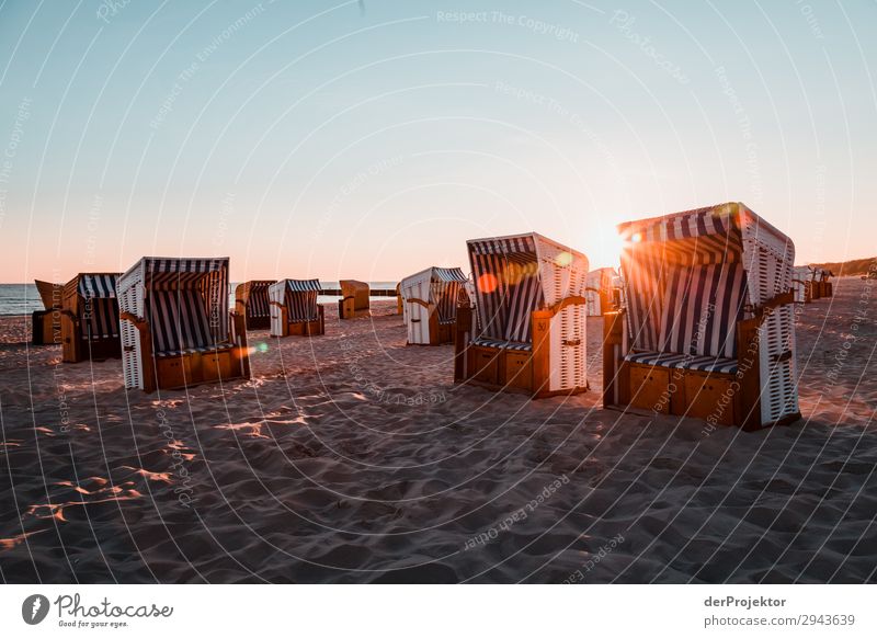 Strandkörbe am Strand von Kolberg I blau Ostsee Ausflugsziel wandern entdecken Kälte entspannen Architektur reiseziel Reisefotografie Tourismus Seeküste