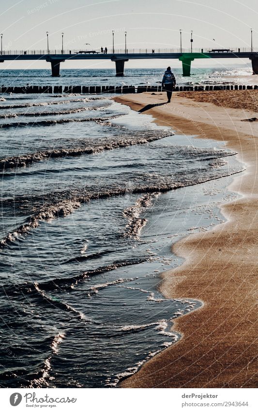 Wandern am Strand von Kolberg blau Ostsee Ausflugsziel wandern entdecken Kälte entspannen Architektur reiseziel Reisefotografie Tourismus Seeküste Seebrücke