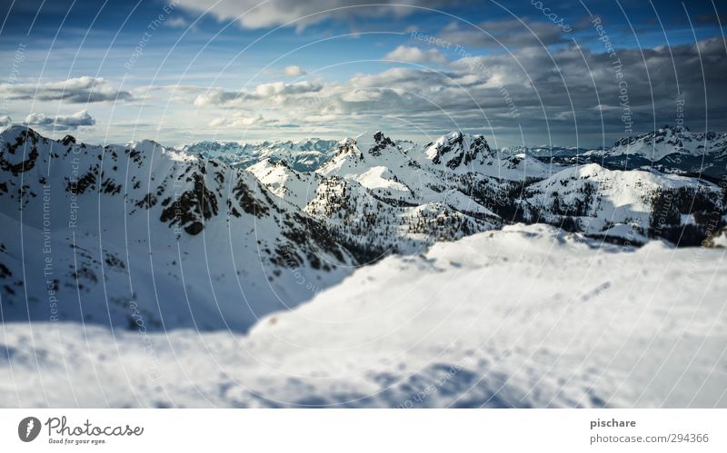 dort oben Landschaft Wolken Horizont Winter Schnee Berge u. Gebirge Gipfel Schneebedeckte Gipfel kalt blau Abenteuer Ferne Farbfoto Außenaufnahme Tag Unschärfe