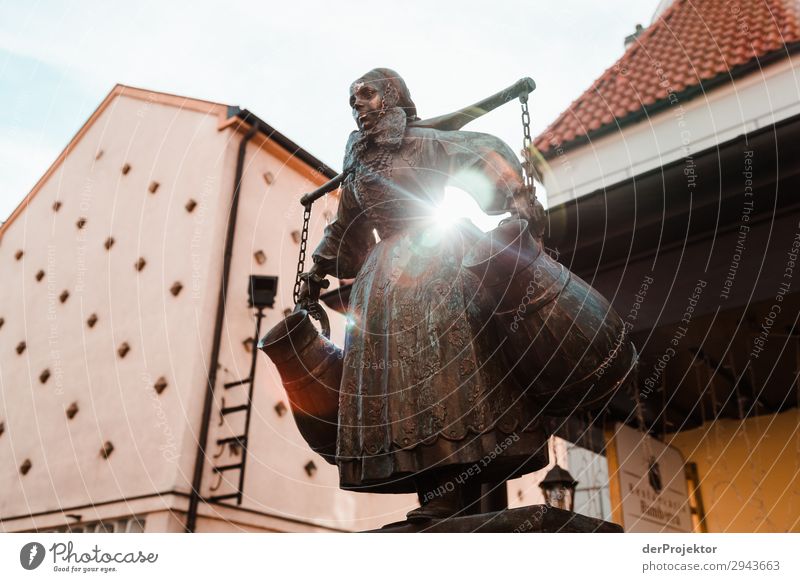 Statue am Marktplatz in Posnan IV Zentralperspektive Gegenlicht Sonnenstrahlen Sonnenlicht Kontrast Schatten Abend Tag Licht Textfreiraum Mitte