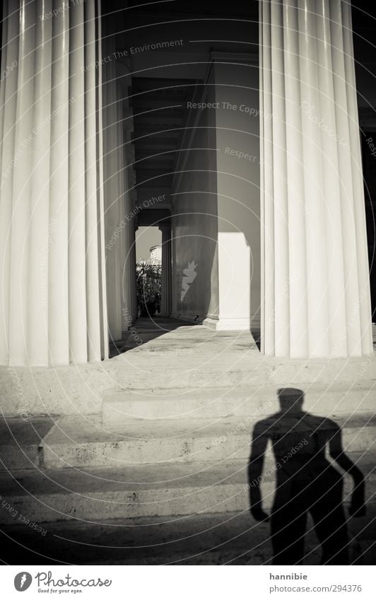 ...sie haben uns ein Denkmal gebaut... Sehenswürdigkeit Wahrzeichen stehen alt ästhetisch Vergangenheit Tempel Statue Treppe Säule Ewigkeit Schwarzweißfoto