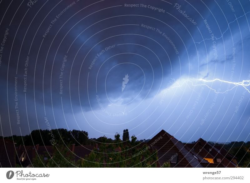 Entladung Natur Himmel Wolken Gewitterwolken Nachthimmel Horizont Unwetter Blitze Magdeburg Deutschland Sachsen-Anhalt Europa Stadt Haus bedrohlich dunkel blau