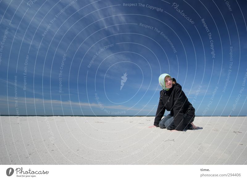 Hiddensee | Kosmos maskulin 1 Mensch Umwelt Natur Sand Himmel Wolken Frühling Schönes Wetter Küste Strand Ostsee Jacke Schal beobachten hocken Blick sitzen