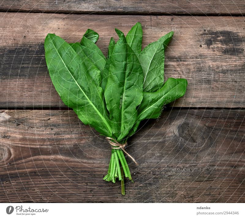 Bund frischer grüner Blätter vom Sauerampfer Gemüse Suppe Eintopf Kräuter & Gewürze Vegetarische Ernährung Tisch Seil Natur Pflanze Blatt Holz oben Sauerklee