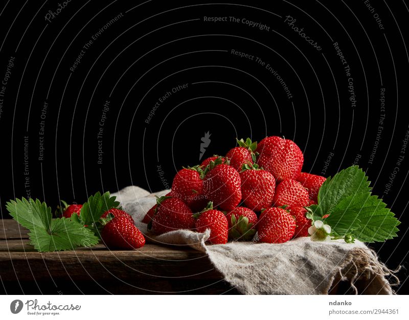 reife rote Erdbeeren Frucht Dessert Tisch Natur Blatt Holz frisch klein lecker natürlich saftig grün schwarz süß geschmackvoll Vitamin Erfrischung Beeren Buchse