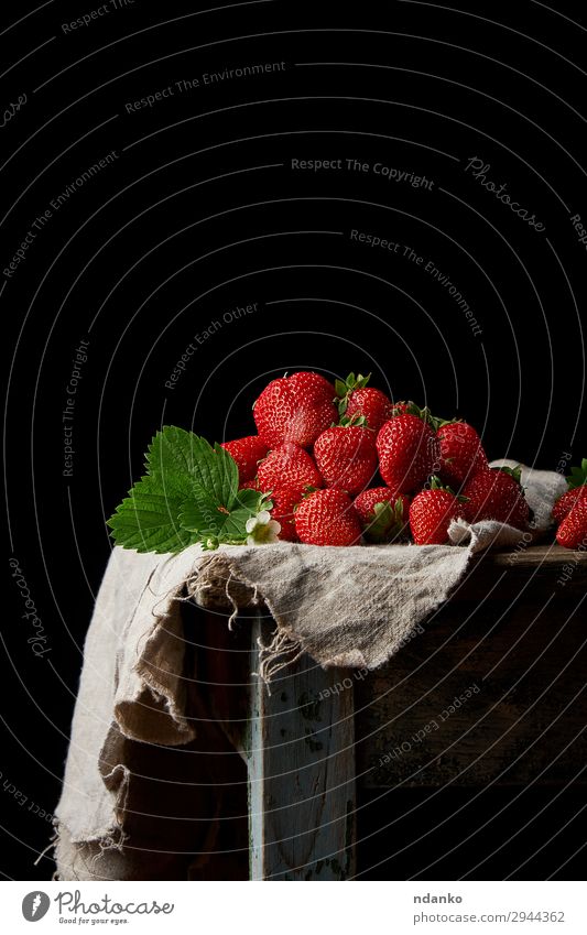 frische reife rote Erdbeeren Frucht Dessert Tisch Natur Blatt Holz Essen klein lecker natürlich saftig grün schwarz süß geschmackvoll Vitamin Erfrischung Beeren