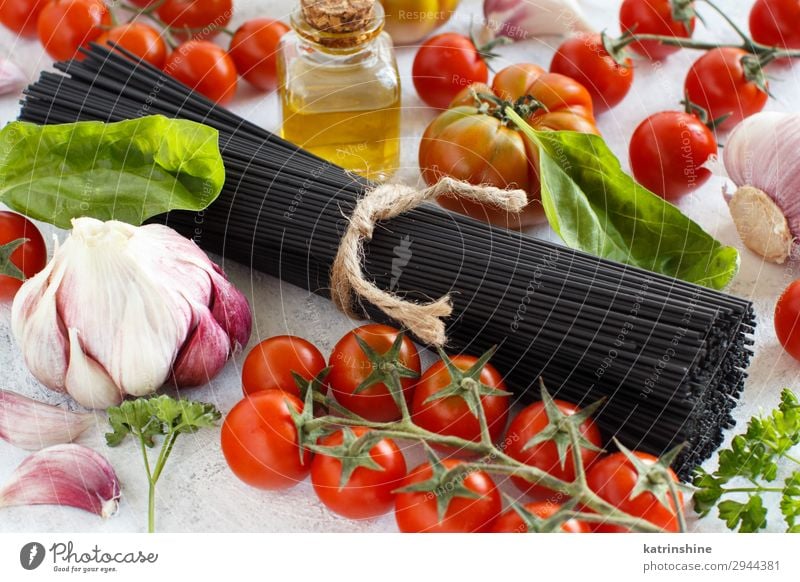 Nudeln mit Tintenfischtinte und Gemüse modern grün rot schwarz weiß Tintenfarbstoff Spaghetti Italienisch Spätzle Tomate Kirschtomaten Zutaten Basilikum