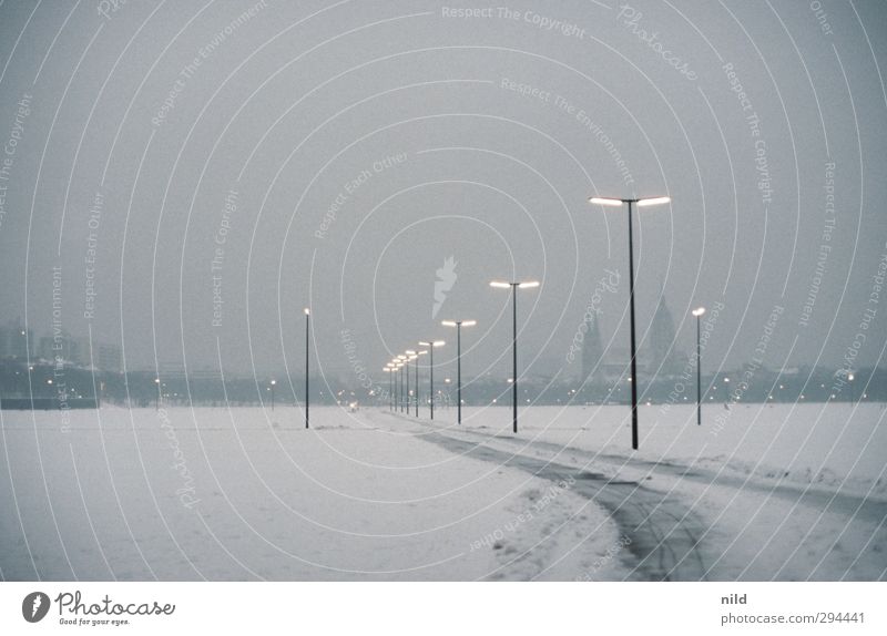 Theresienwiese – Nebensaison Himmel Winter Wetter schlechtes Wetter Nebel Eis Frost Schnee Schneefall München Stadt Menschenleer Kirche Platz Sehenswürdigkeit