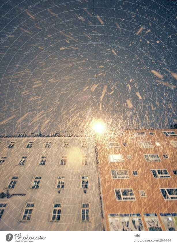 Schneetreiben Winter Wetter schlechtes Wetter Wind Schneefall München Stadt Haus Fassade Straßenbeleuchtung blau gelb orange kalt aufwärts Farbfoto