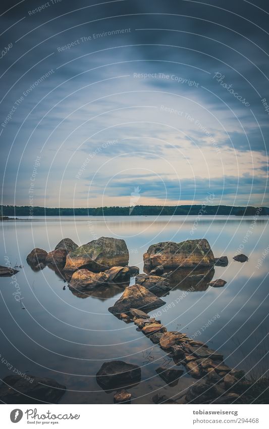 Immeln I Natur Landschaft Wasser See kalt blau Felsen Schweden Wolken Farbfoto Textfreiraum oben Dämmerung Sonnenaufgang Sonnenuntergang