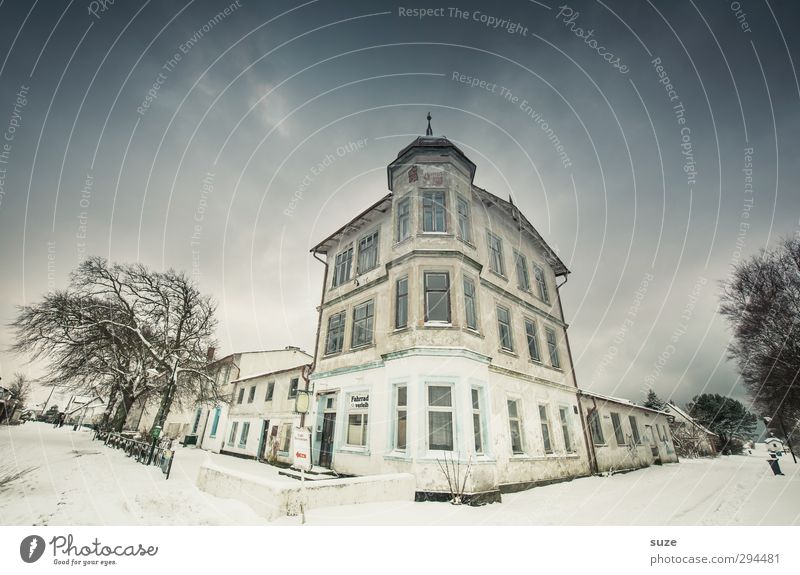 Herrenhaus Winter Haus Umwelt Himmel Schnee Baum Dorf Fischerdorf Gebäude Fassade Fenster Straße Wege & Pfade außergewöhnlich fantastisch historisch kalt