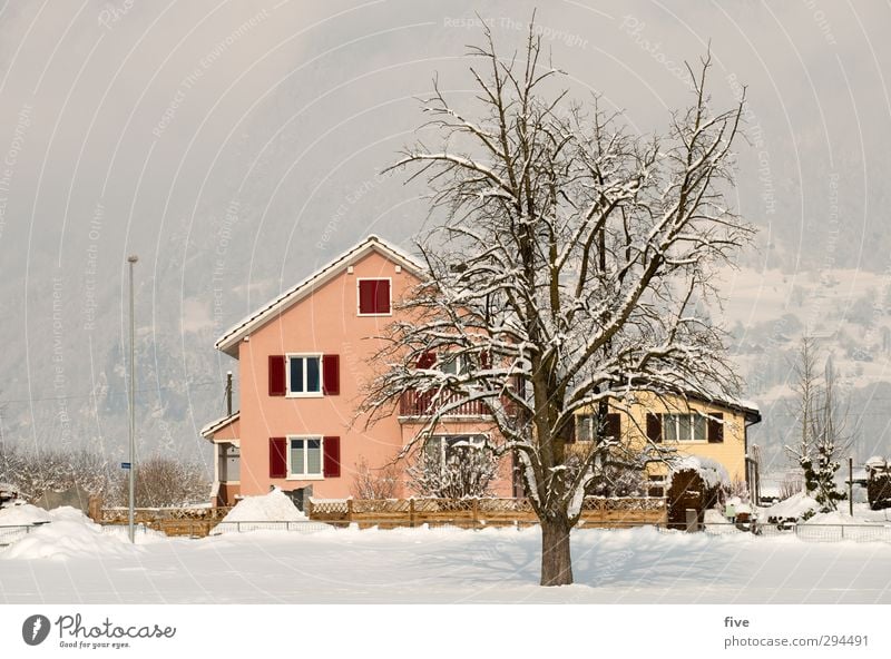 . Natur Himmel Wolken Winter Schnee Pflanze Baum Wiese Dorf Haus Einfamilienhaus Mauer Wand Fassade Balkon Fenster Tür Dach kalt Farbfoto Außenaufnahme Licht