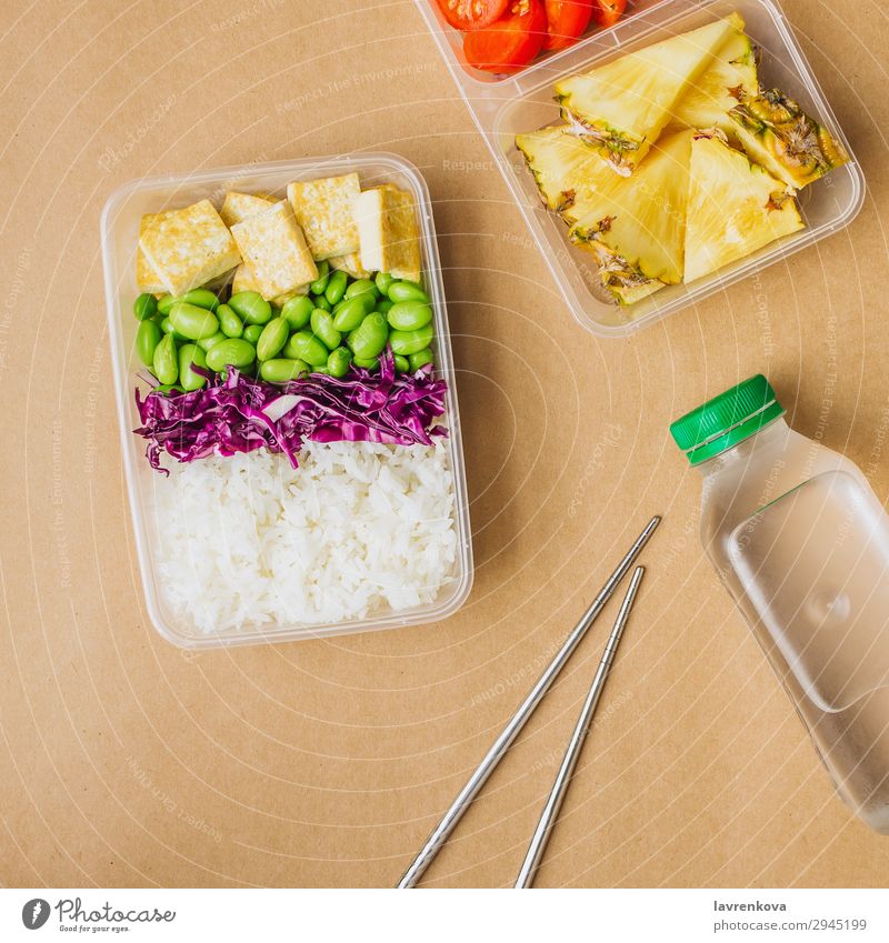 Gesunde vegane Bento-Box im asiatischen Stil Quadrat grün Flasche Wasser flache Verlegung Kirschtomaten geschnitten Ananas Rotkohl geschmackvoll