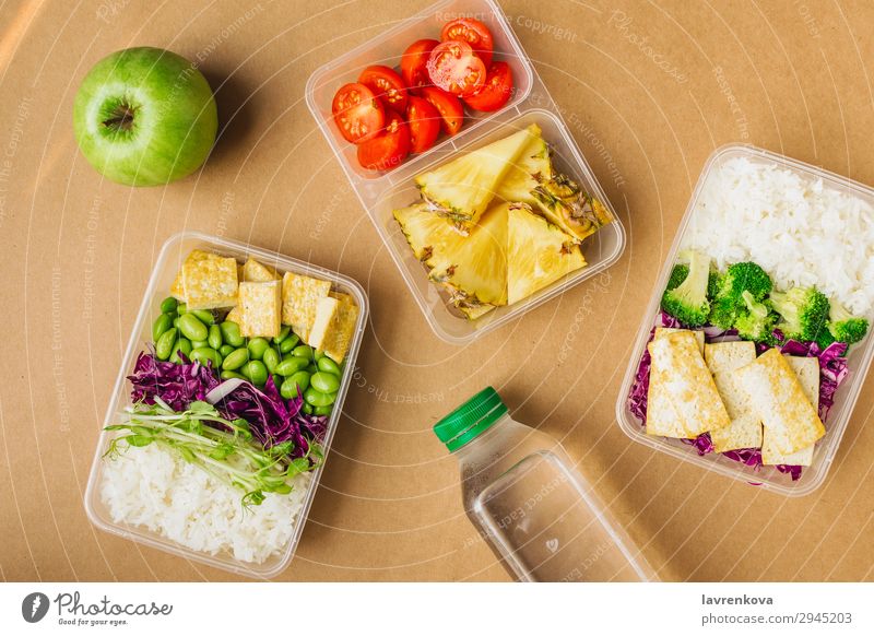 Zwei gesunde vegane Lunch-Bento-Boxen im asiatischen Stil organisch Container Ernährung Schule Apfel Sprossen Brokkoli Asiatische Küche Asiatische Reistafel