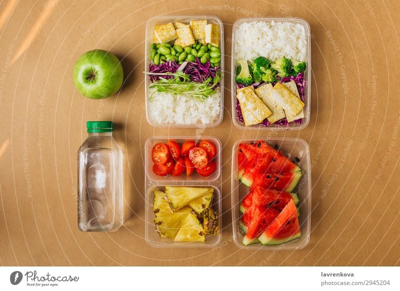 Zwei gesunde vegane Lunch-Bento-Boxen im asiatischen Stil organisch Container Ernährung Schule Apfel Sprossen Brokkoli Wassermelone Asiatische Küche