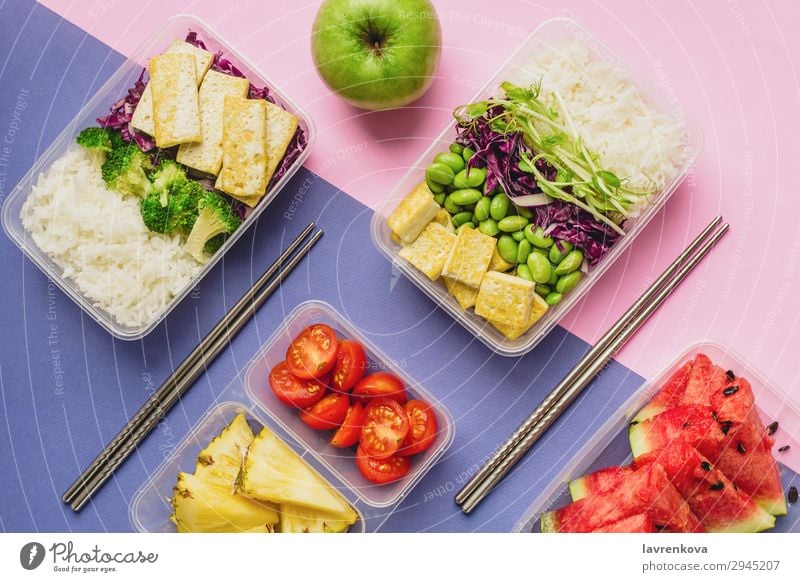 Zwei gesunde Lunchboxen auf pflanzlicher Basis nach asiatischer Art. Anklopfen Apfel Flachlegung Asiatische Küche Asiatische Reistafel Bento Brokkoli Tomate